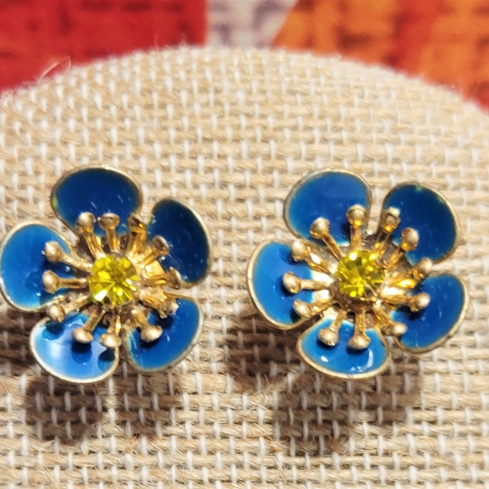 Chloe + Isabel "Rare" Vintage Floret Stud Earrings